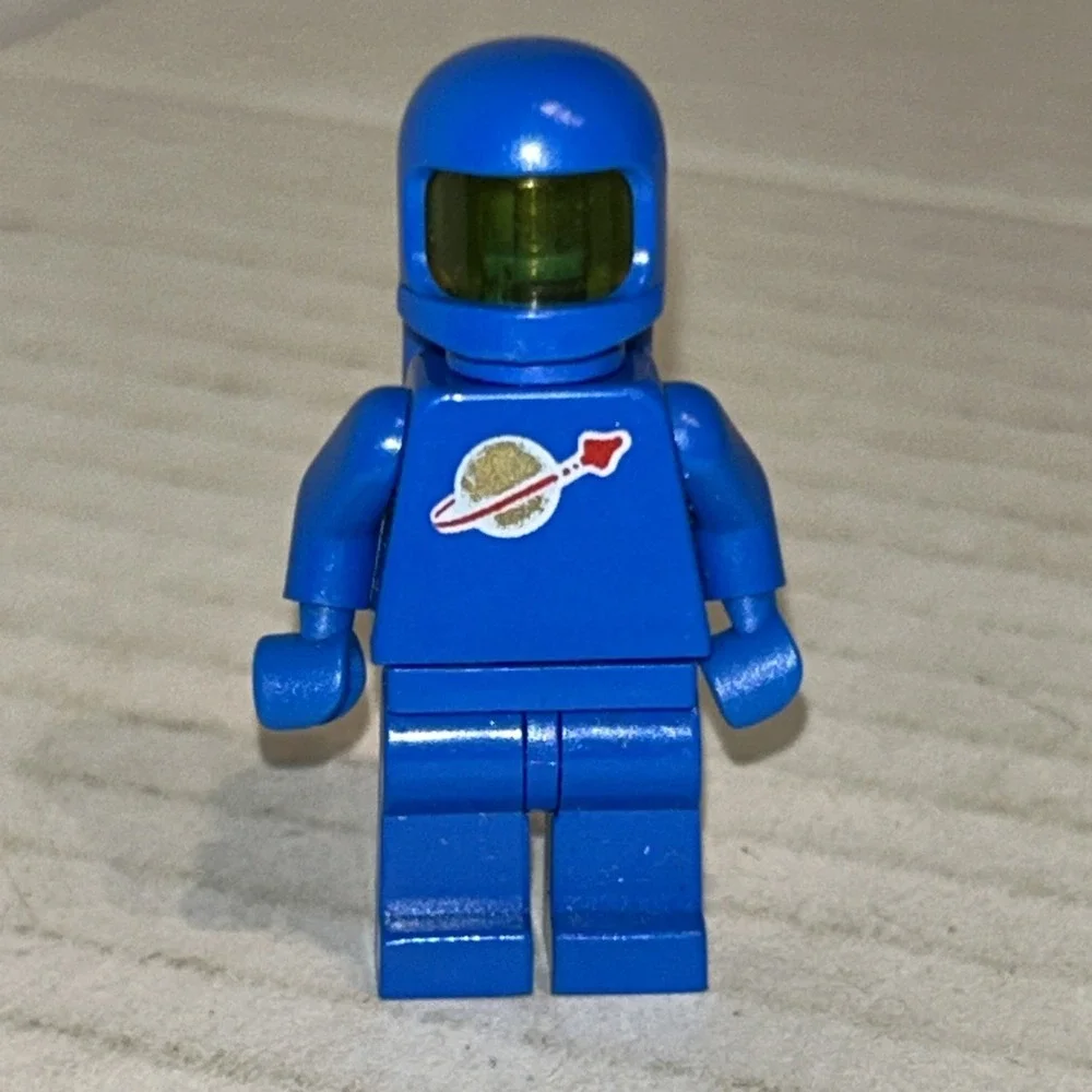 LEGO Classic Blue Spaceman W/ Moto Helmet And Oxygen Tank - Picture 1 of 4